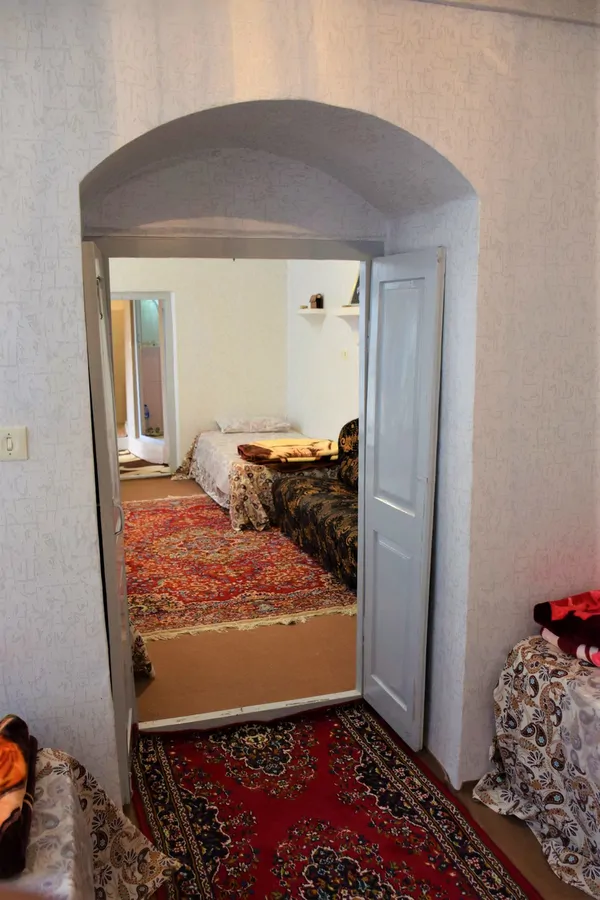 دنج(اتاق۴۵ متری)،یزد - اجاره اقامتگاه بوم‌گردی روزانه در یزد - اتاقک