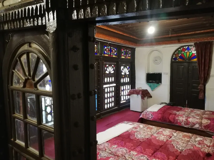  قاجاریه(اتاق شاه نشین)،شیراز - رزرو  اقامتگاه بوم‌گردی در شیراز - اتاقک