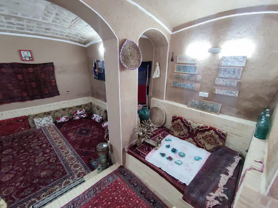 خانم تاج نوش آباد (اتاق سرداب بابا علی)،آران و بیدگل - اجاره اقامتگاه بوم‌گردی در آران و بیدگل - اتاقک
