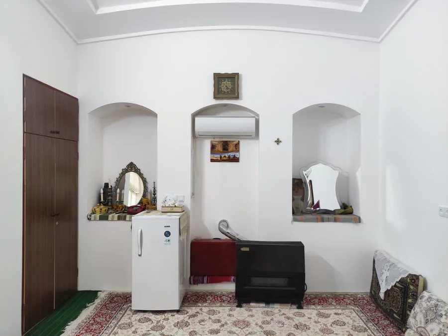 خانم تاج نوش آباد (اتاق ژینا)،آران و بیدگل - اجاره اقامتگاه بوم‌گردی مبله در آران و بیدگل - اتاقک